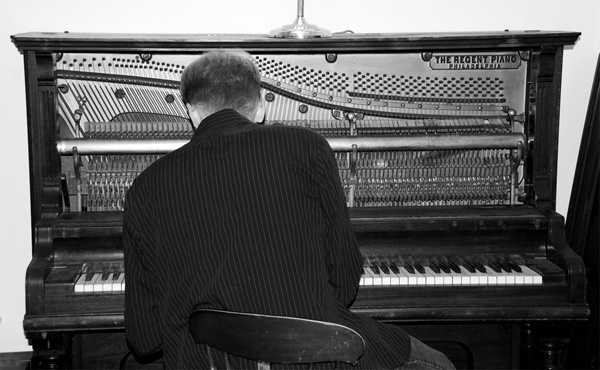 one-man band Jon Gaither poses for the piano camera